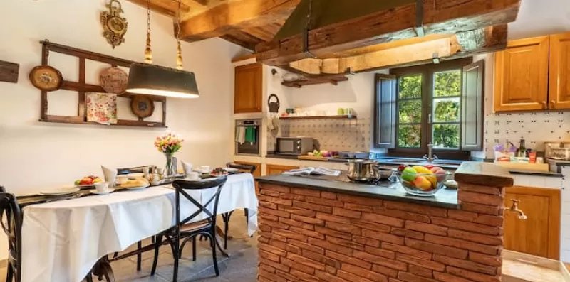 Rilassatevi in ​​una villa privata con piscina, biliardo e vista lago 2