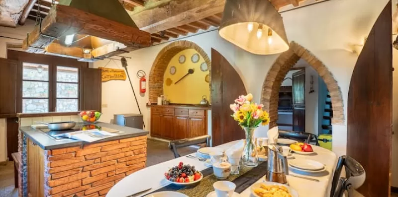 Rilassatevi in ​​una villa privata con piscina, biliardo e vista lago 3