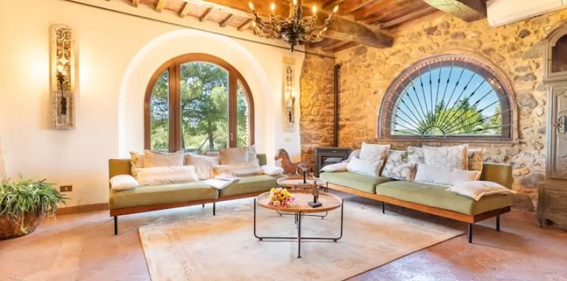 Rilassatevi in ​​una villa privata con piscina, biliardo e vista lago 5