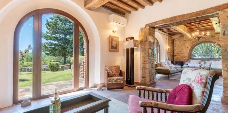 Rilassatevi in ​​una villa privata con piscina, biliardo e vista lago 7