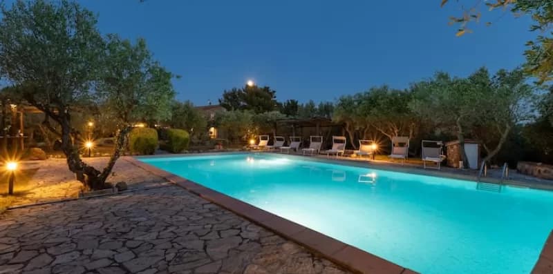 Rilassatevi in ​​una villa privata con piscina, biliardo e vista lago.