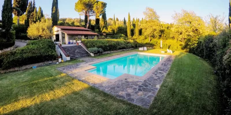 Autentica villa toscana con piscina privata, palestra e biliardo.