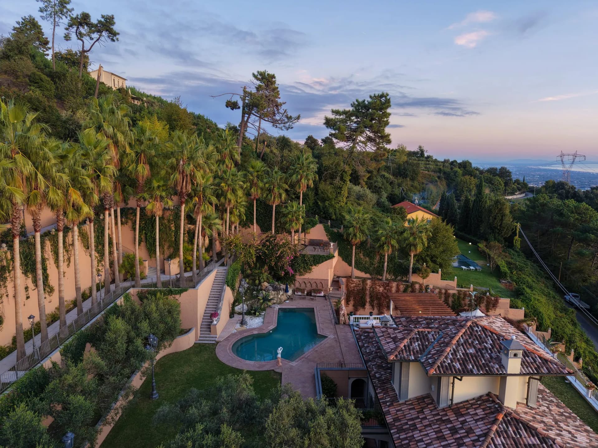 Managing villas with a pool in Tuscany